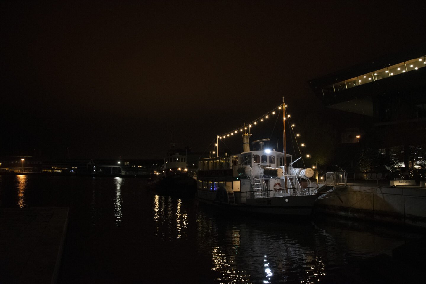 Juleskibet Svanen ved Dok Aarhus by night