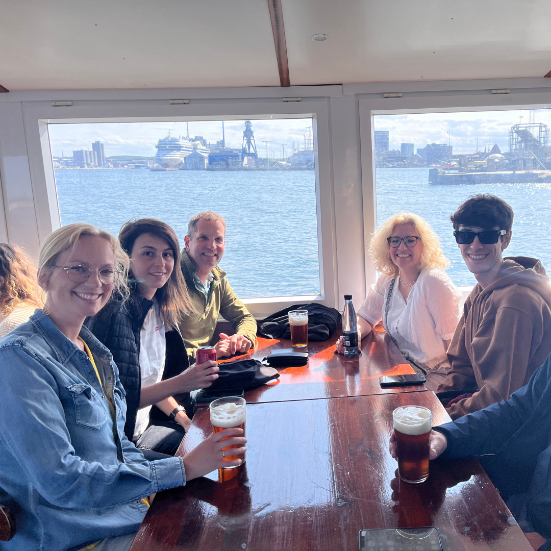 Glade gæster på sejltur med Svanen i Aarhus