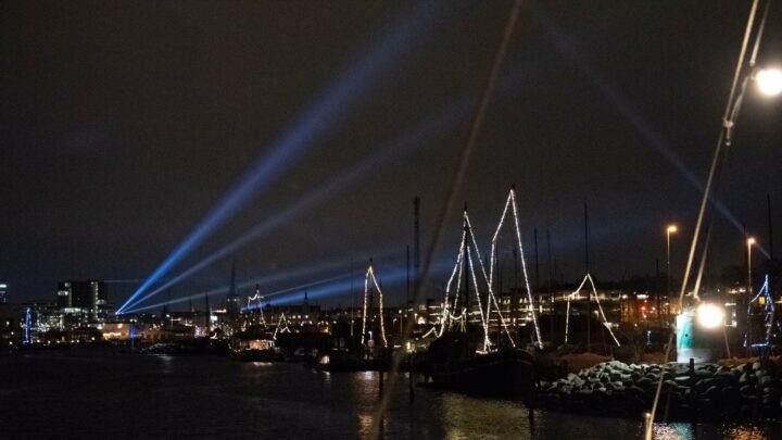 svanen aarhus by night, lys på himlen og master