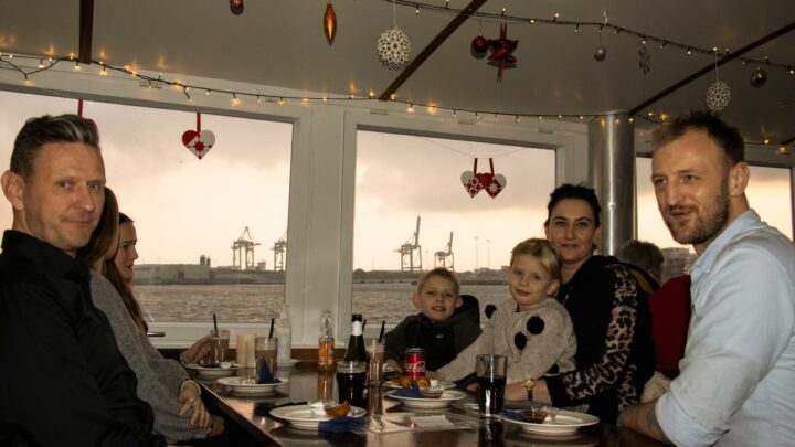 svanen familie hygge med drink og æbleskiver