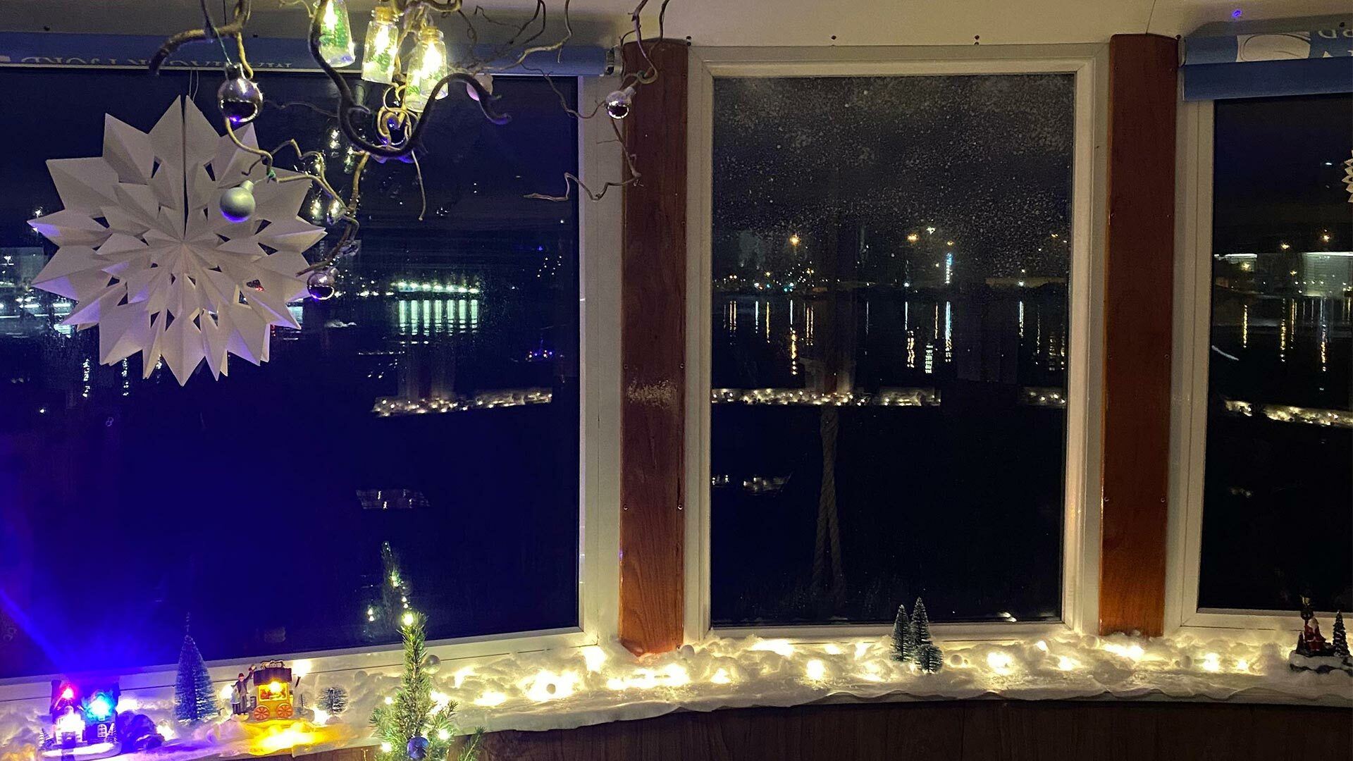 julepynt i vindue, aarhushavn i baggrund